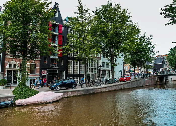 Amsterdam Downtown Canal ViewHostel